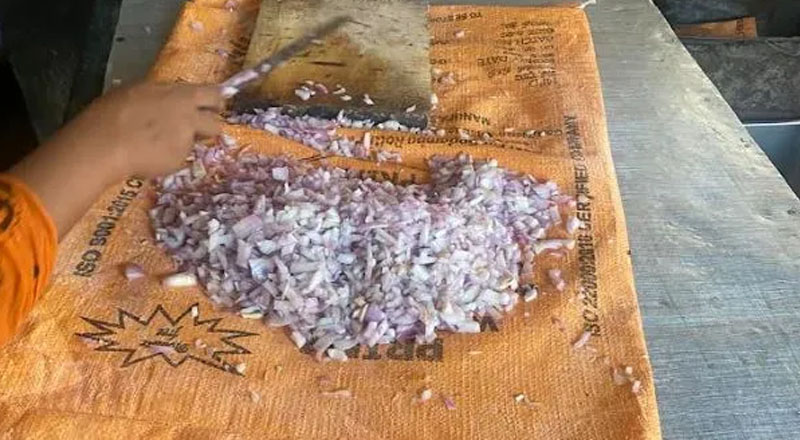 அம்பாறையில் உணவகங்களில் திடீர் சோதனை நடத்திய அதிகாரிகளுக்கு காத்திருந்த பேரதிர்ச்சி