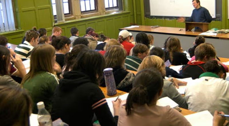 பல்கலைக்கழக விரிவுரையாளர்கள் 50 வீதமானோர் நாட்டை விட்டு வெளியேறியுள்ளனர்: ஒதுக்கீட்டு ஆணைக்குழுவின் தலைவர் ஒப்புக்கொண்டார்