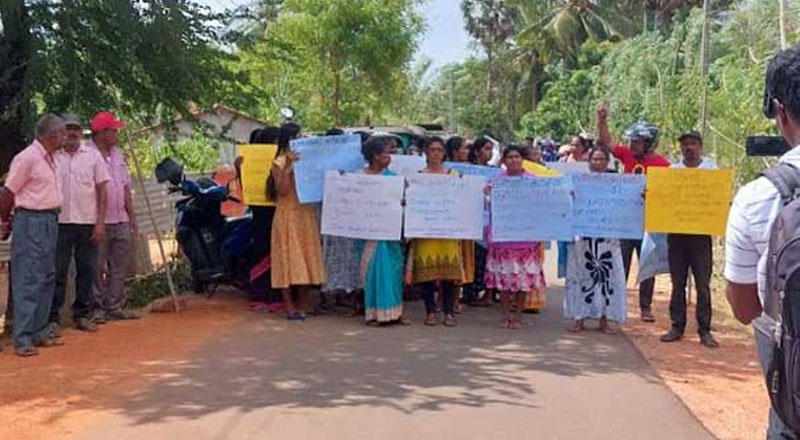 வவுனியாவில் சடலத்துடன் போராட்டத்தில் ஈடுபட்ட மக்கள்!