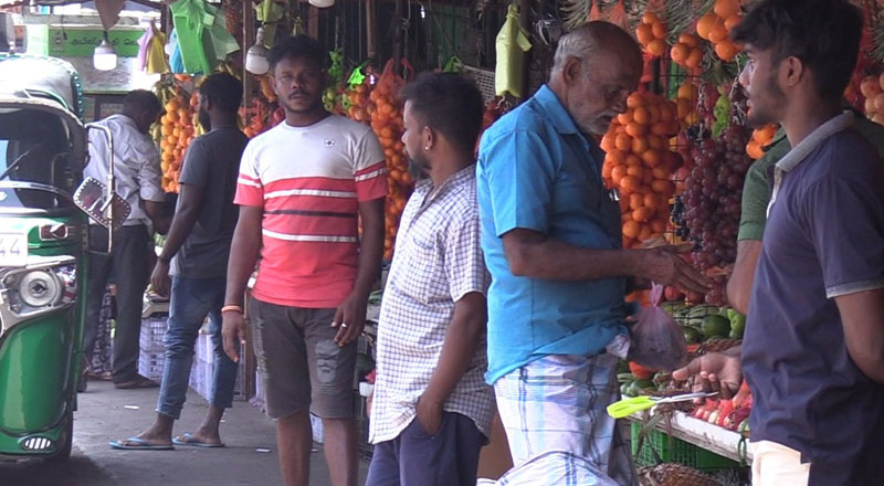 வறட்சியான காலநிலை காரணமாக யாழில் பழங்கள் இளநீர்கள் அதிக விலையில்!