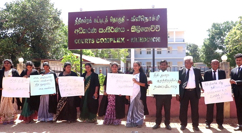 சரத் வீரசேகரவின் கருத்துக்கு எதிராக நீதிமன்ற நடவடிக்கைகளை புறக்கணித்து சட்டத்தரணிகள் போராட்டம்