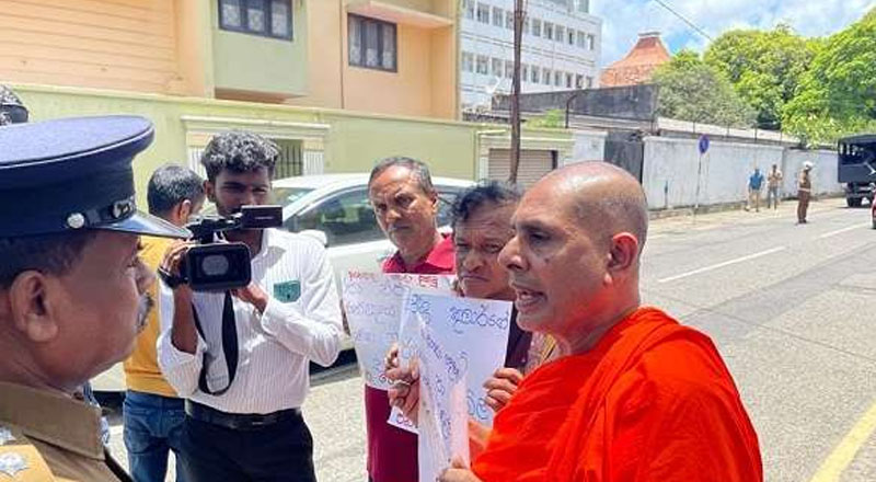 கஜேந்திரகுமார் வீட்டிற்கு முன்பு ஆர்ப்பாட்டம்: குவிக்கப்பட்டுள்ள அதிரடிப் படையினர்