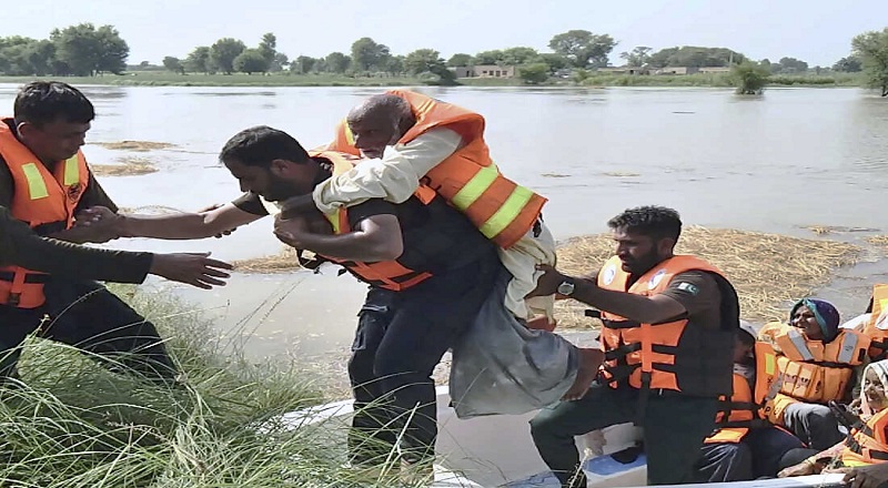 பாகிஸ்தானில் வெள்ளம் காரணமாக 100,000ற்கும் மேற்பட்டோர் வெளியேற்றம்