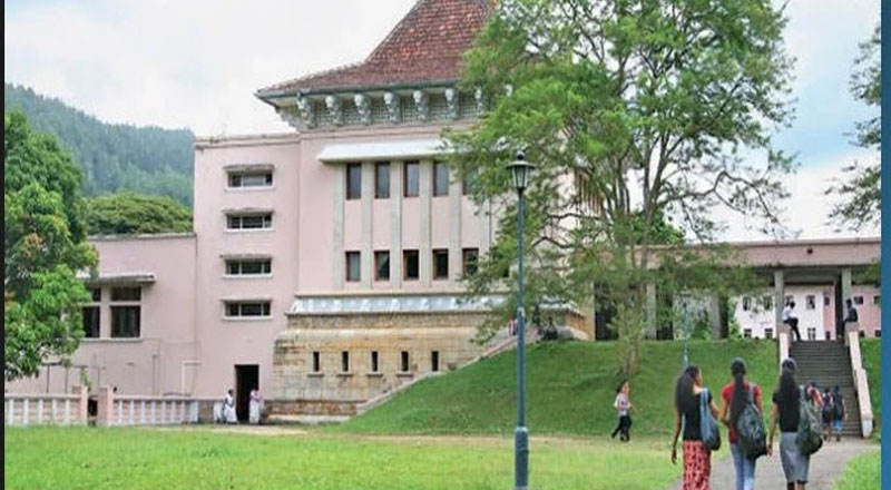பேராதனை பல்கலைக்கழகத்தில் நிதி முறைகேடு: துணை நிதி அதிகாரி மற்றும் திட்ட மேலாளர் இடைநீக்கம்