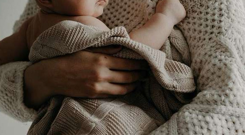 யாழில் குழந்தையின் கழுத்தில் கத்தி வைத்து கொள்ளைச் சம்பவம்!