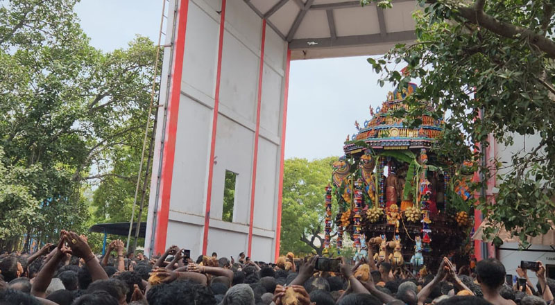 தேரேறி அருள் பாலித்தார் அன்னதானக் கந்தன்: பெருமளவாக திரண்ட  பக்தர்கள்