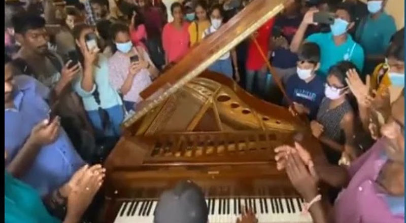 போராட்டத்தின் போது ஜனாதிபதி மாளிகையில் பியானோ வாசித்த பொலிஸ் கான்ஸ்டபிள் இடைநீக்கம்