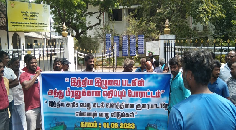 யாழ். மாவட்ட செயலகத்தின் முன் கடற்றொழிலாளர் போராட்டம்