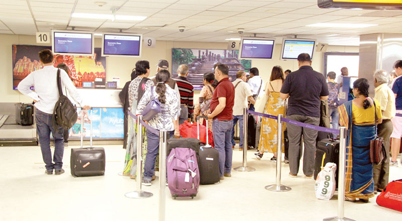 வெளிநாட்டுப் பணியாளர்கள் மூலம் இலங்கைக்கு 3000மில்லியன் அமெரிக்க டொலர்களுக்கு மேல் வருமானம்