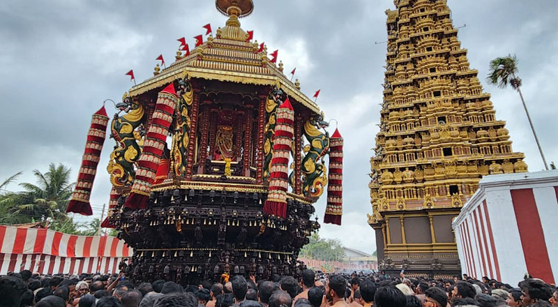 பல்லாயிரக்கணக்கான பக்தர்கள் சூழ தேரேறி அருள்பாலித்தார் நல்லூர்க் கந்தன்!