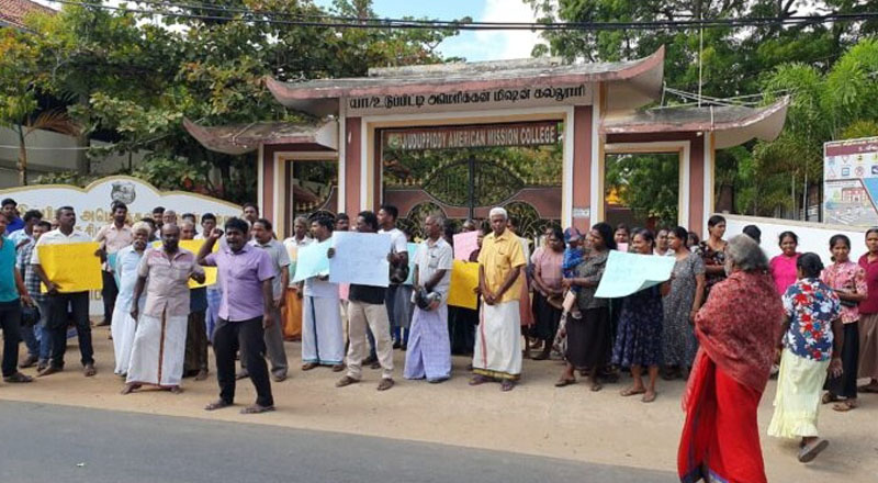 வடமராட்சி உடுப்பிட்டியில் மதுபானசாலை திறந்தமைக்கு எதிர்ப்பு! மக்கள் மாபெரும் போராட்டம்