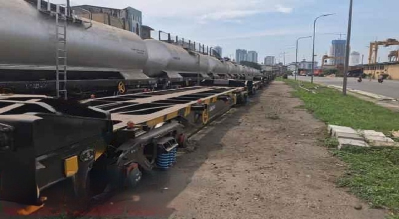 எரிபொருள் ஏற்றிச் சென்ற ரயிலில் மோதி இளைஞன் மரணம்