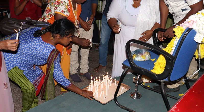 படத்தில் இருந்து தியாக தீபம் திலீபனை கதிரையில் கொண்டு வந்து இருக்க செய்த திருகோணமலை பொலிஸார்