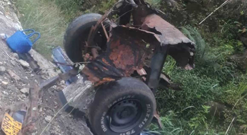 மலையிலிருந்து கீழே விழுந்து நொறுங்கிய லொறி.. 3 பேர் மருத்துவமனையில்