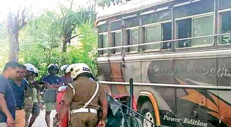 தனியார் பேருந்து - முச்சக்கரவண்டி விபத்தில் இளைஞன் பலி: மேலும் ஒருவர் படுகாயம்