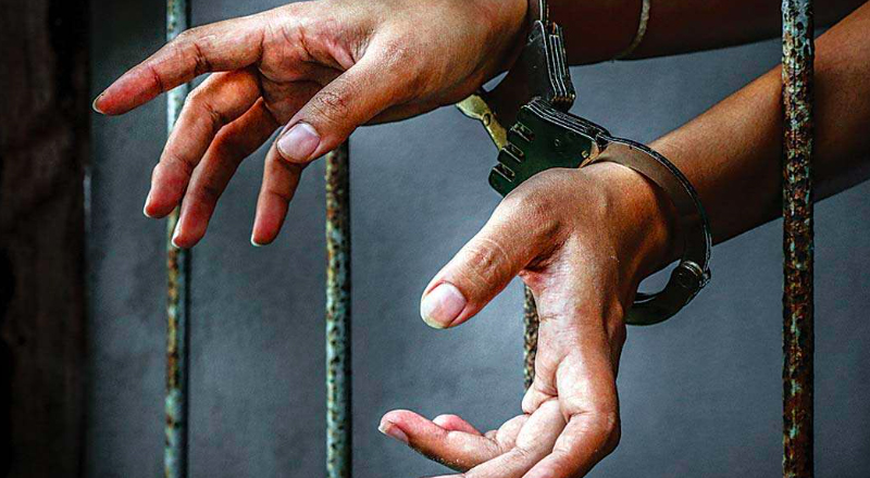 தங்க நகைகளை திருடிய விமான நிலைய ஊழியர் கைது