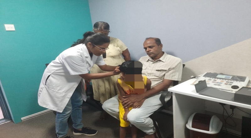 விசேட தேவையுள்ள பெண்குழந்தைக்கு செவிப்புலன் விருத்தி கருவி வழங்கி உதவிய  தியாகேந்திரன் வாமதேவா அவர்கள்