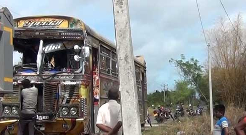யாத்ரீகர்களை ஏற்றிச் சென்ற பேருந்து மீது யானை தாக்குதல்