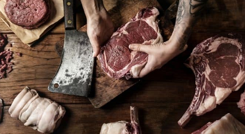 காட்டுப் பன்றி இறைச்சியை வெட்டிக் கொண்டிருந்தவரின் சடலம் மரத்திலிருந்து மீட்பு