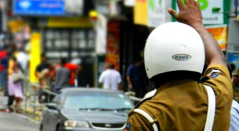 பொலிஸ் கான்ஸ்டபிளை கத்தியால் தாக்கிய  முச்சக்கரவண்டி சாரதி கைது