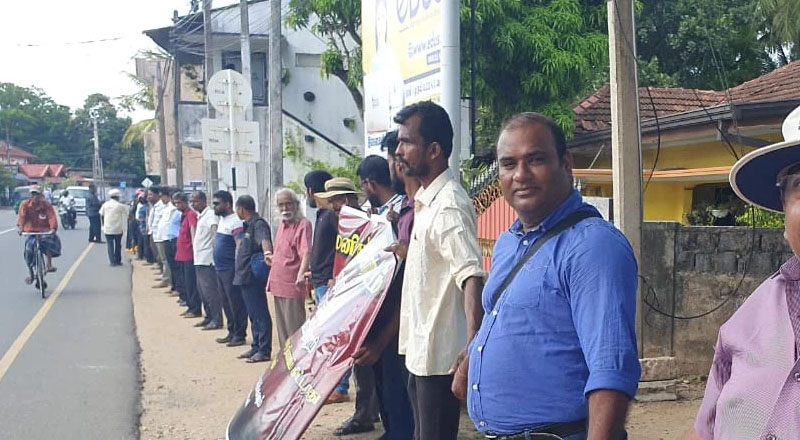 நீதிபதிக்கு நீதி கோரி யாழில் மாபெரும் மனித சங்கிலி போராட்டம்: பொலிஸார் குவிப்பு! கட்சி பேதமின்றி பங்கேற்பு