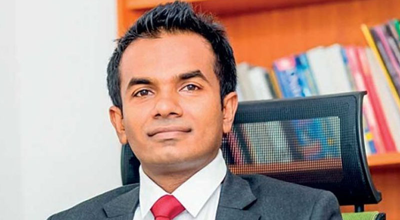 அரசியல்வாதியுடன் கருத்து முரண்பாடு: முக்கிய ஆணைக்குழுவின் தலைவர் பதவி விலகல்