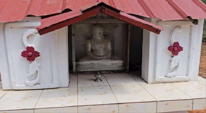 யாழில் இந்து ஆலயம் முன்பாக வைக்கப்பட்ட புத்தர் சிலை!