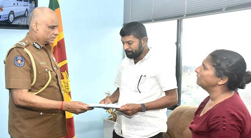 விபத்தில் இறந்த பொலிஸ் அதிகாரியின் பெற்றோருக்கு பண உதவி