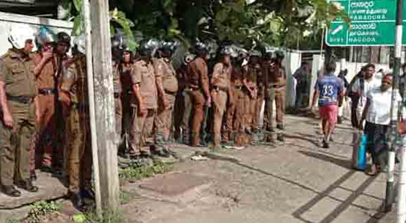 களுத்துறையில் களமிறக்கப்பட்டுள்ள விசேட அதிரடிப்படையினரும் பொலிஸாரும்! அதிகரிக்கும் பதற்ற நிலை