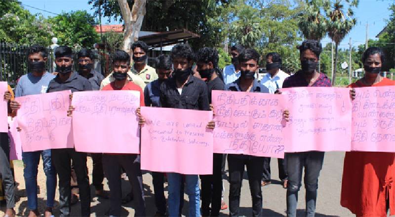 கறுப்புத்துணிகள் கட்டியவாறு முல்லைத்தீவில் இளைஞர்கள் போராட்டம்!