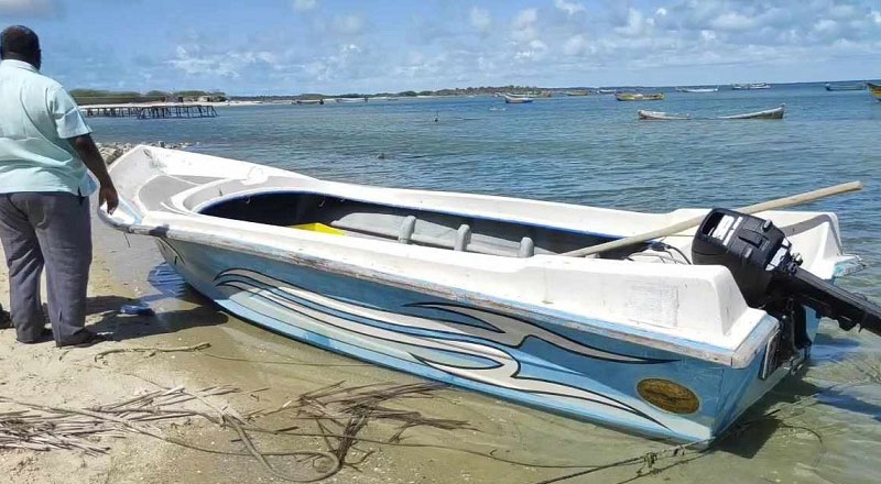 மண்டபம் அருகே  இலங்கை படகை கை விட்டு தப்பி ஓடிய இரண்டு நபர்கள்: கடத்தல் காரர்களா? சமூக விரோதிகளா