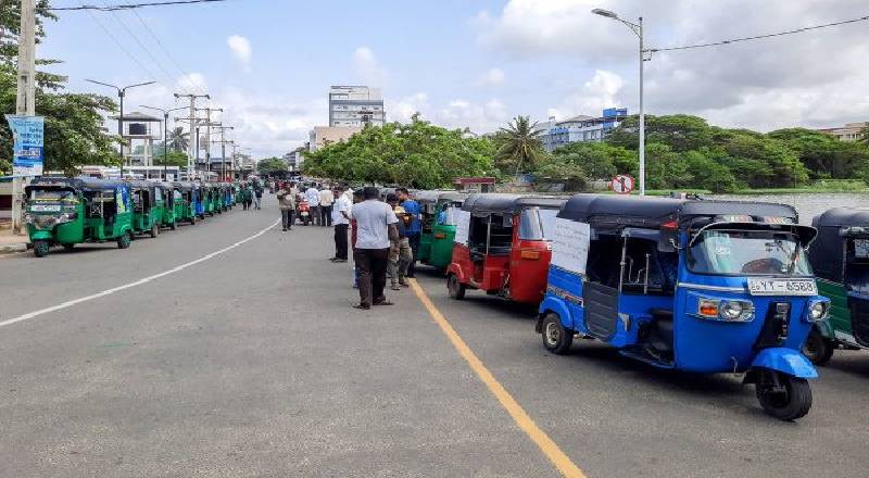 யாழில் முச்சக்கர வண்டி உரிமையாளர்கள் கவனயீர்ப்பு போராட்டம்!