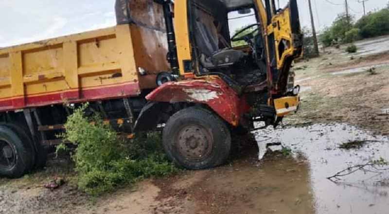 மன்னாரில் அரச  பேரூந்தை மோதித் தள்ளிய டிப்பர்: ஒருவர் காயம்