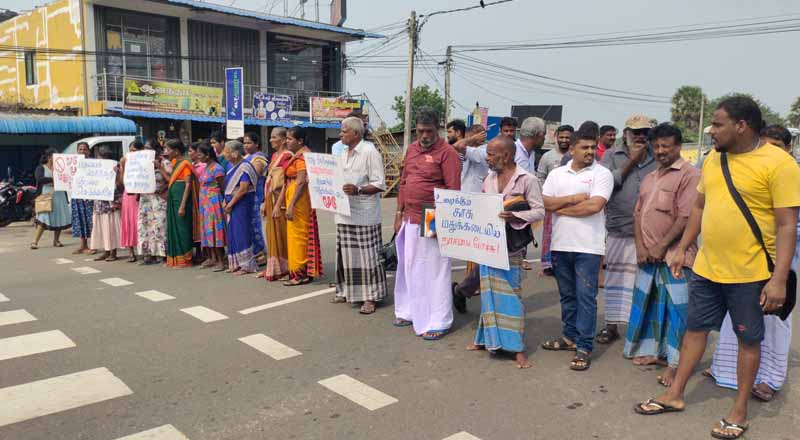 கிளிநொச்சியில்  வீதியை மறித்து மக்கள் போராட்டம்!
