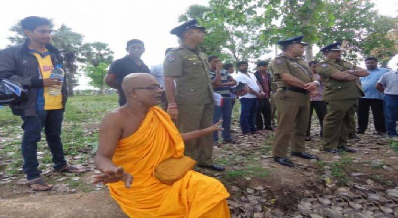 மயிலத்தமடுவில் வைக்கப்பட்டிருந்த புத்தர் சிலை அகற்றம் - கடும் வார்த்தைகளால் பொலிஸாரை திட்டிய தேரர்!