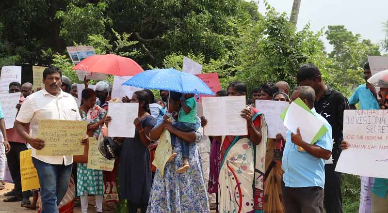 காணியை விடுவிக்கக் கோரி முல்லைத்தீவில் மக்கள் ஆர்ப்பாட்டம்!
