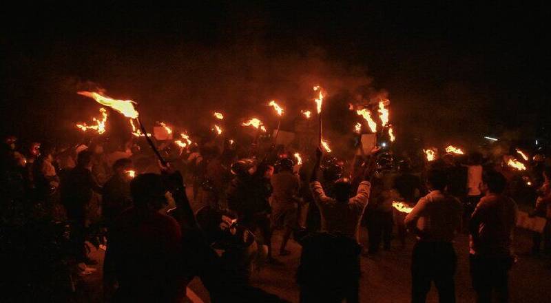 சடுதியாக உயர்ந்த மின் கட்டணம் - தீப்பந்தப் போராட்டத்தில் மக்கள்!