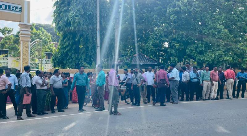 நாடளாவிய ரீதியில் பாரிய போராட்டம் முன்னெடுக்கத் தீர்மானித்துள்ள ஆசிரியர்கள்!