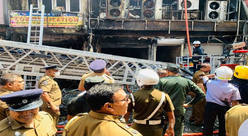 கொழும்பில் ஏற்பட்ட பாரிய தீ விபத்து -  கட்டுப்படுத்தப் போராடும் தீயணைப்பு படை! (இரண்டாம் இணைப்பு)