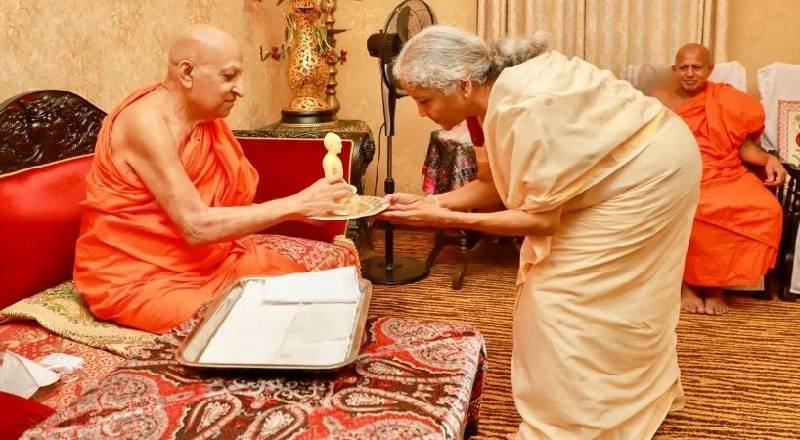 அஸ்கிரிய மல்வத்து பீடாதிபதிகளை சந்தித்த இந்திய மத்திய நிதி அமைச்சர்!