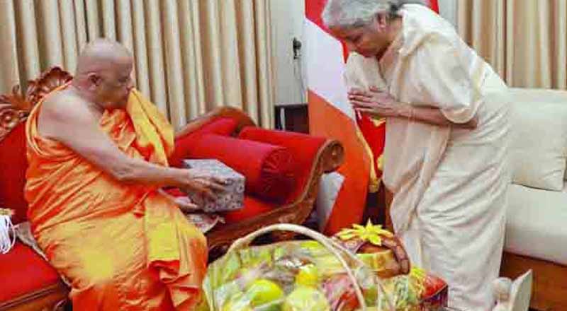 அஸ்கிரிய மகா பீடாதிபதியை சந்தித்துள்ள நிர்மலா சீதாராமன்!