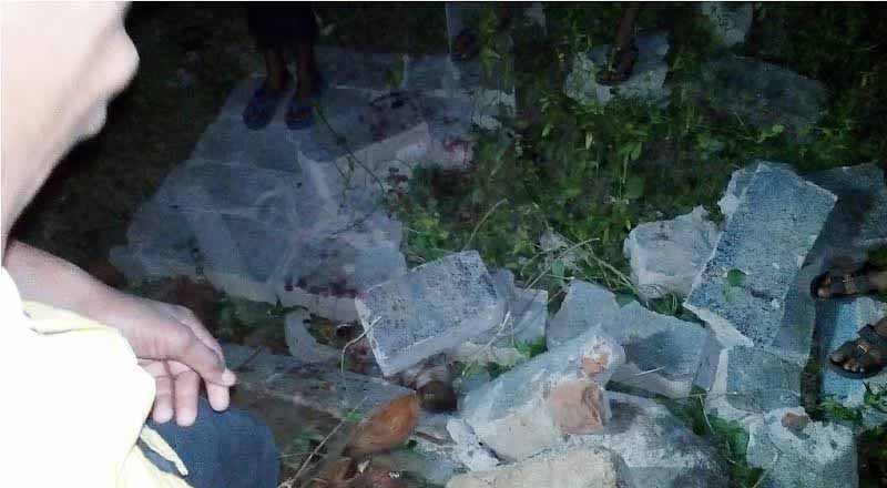 திடீரென சரிந்து விழுந்த  கொங்கிறீட் தூண்!  வைத்தியசாலையில் அனுமதிக்கப்பட்ட மாணவர்கள்