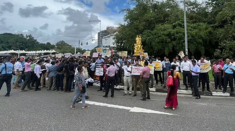 ஆர்ப்பாட்டத்தால் மூடப்பட்ட வீதி - நீர்த்தாரை பிரயோகத்திற்கு தயாராக குவிக்கப்பட்டுள்ள படையினர்!