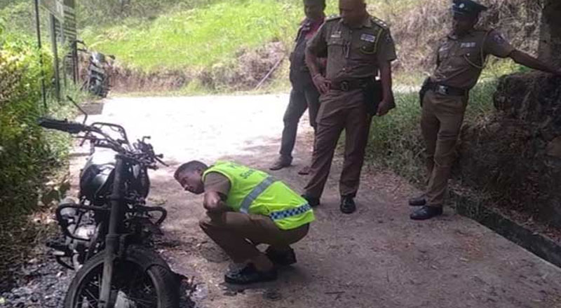 தீயிட்டு எரிக்கப்பட்ட போக்குவரத்து பொலிஸாரின் மோட்டார் சைக்கிள்!