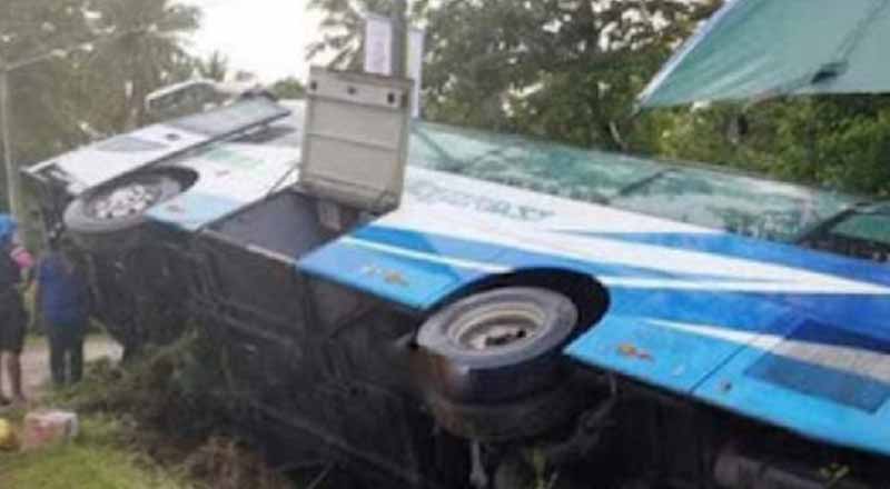 மன்னாரில் இருந்து கொழும்பு சென்ற தனியார் சொகுசு பேருந்து விபத்து!