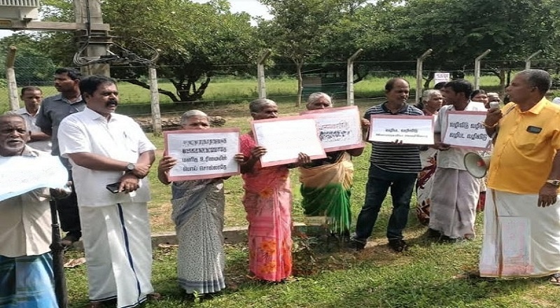 காணி பிரச்சனை - முல்லைதீவு ராணுவ முகாமிற்கு முன்பாக போராட்டம்
