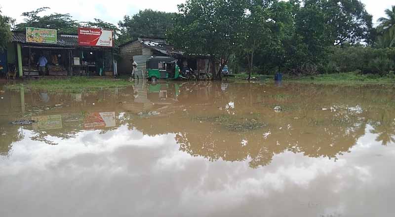 கண்டாவளை தருமபுரம் பொதுச் சந்தை நீரில் மூழ்கியுள்ளது!