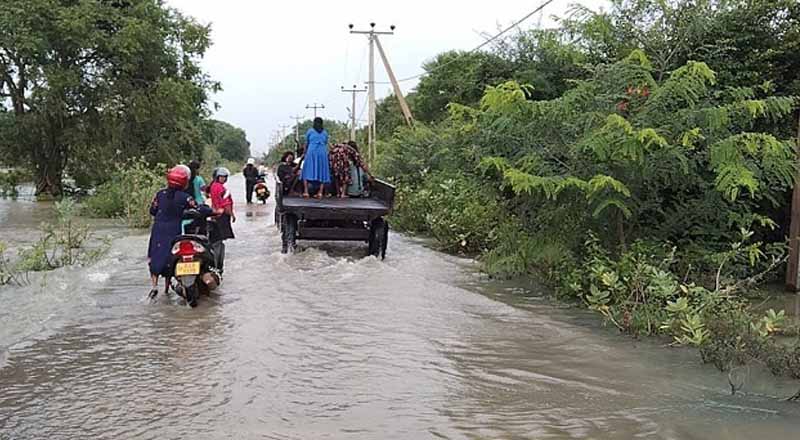 கிளிநொச்சி  வீதியில் ஆறு போல் பாயும் வெள்ளம்:  பெரும் அவதியில் மக்கள்