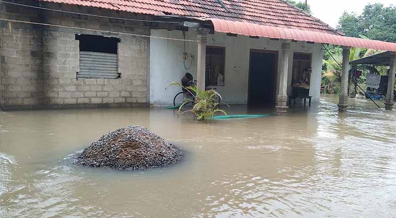 கிளிநொச்சியில் வீடுகளுக்குள் புகுந்த வெள்ளம்! பாடசாலைகளுக்கும் விடுமுறை