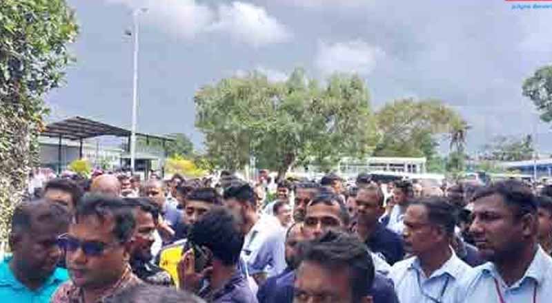 கட்டுநாயக்க விமானநிலையத்தில் எதிர்ப்பு நடவடிக்கையில் ஈடுபட்ட ஊழியர்கள்!